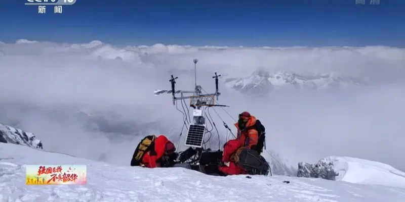 Китай установил на вершине Эвереста самую высокую метеостанцию в мире